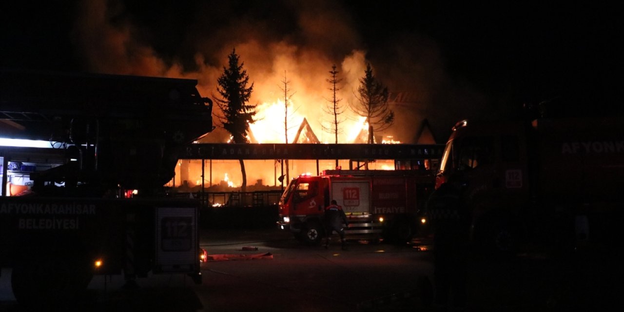 2 katlı ahşap restoran kül oldu; 7 kişi hastaneye kaldırıldı