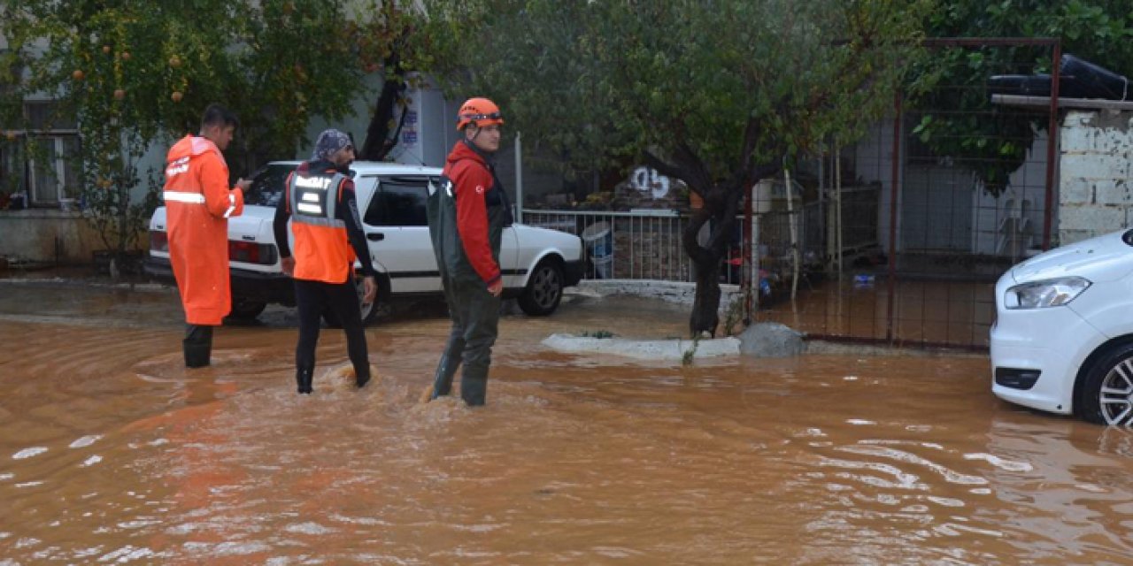 Antalya’da sağanak hayatı felç etti