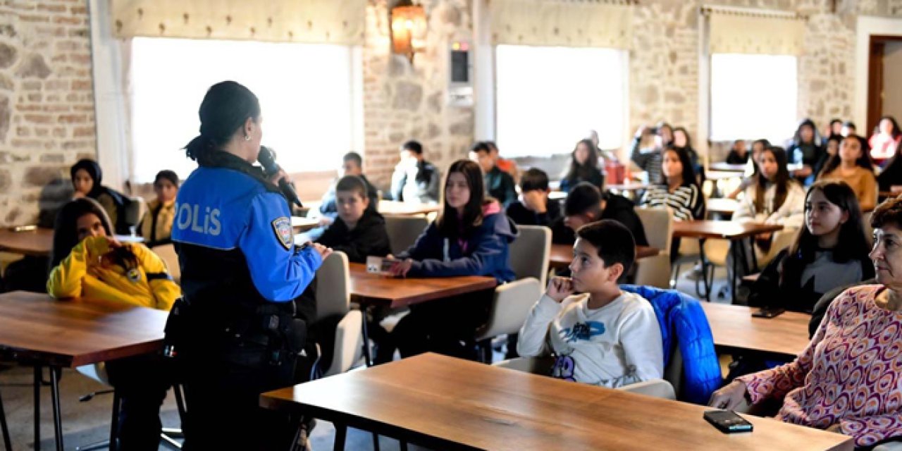 Altındağlı minikler polislikle tanıştı: Polisler çocuklara sunum yaptı