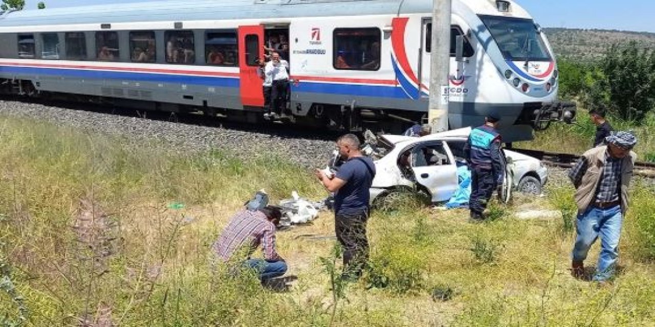 Manisa’da yürekleri ağza getiren kaza! Yolcu treni ile otomobil çarpıştı!