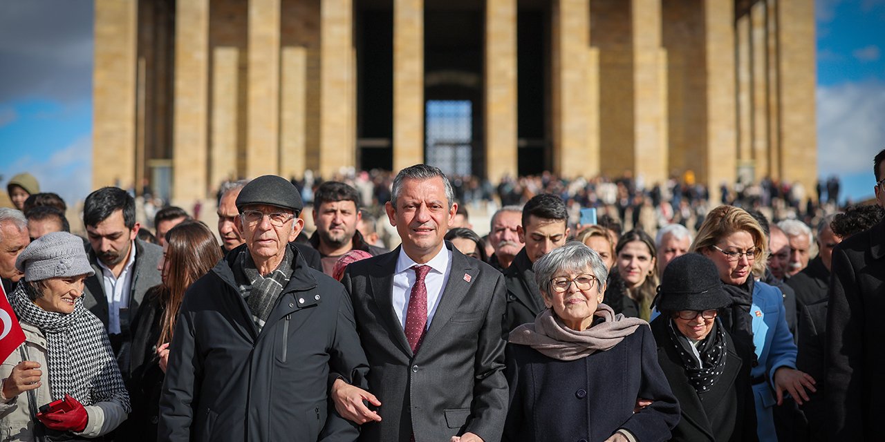 Özgür Özel öğretmenlerle birlikte ATA'yı ziyaret etti