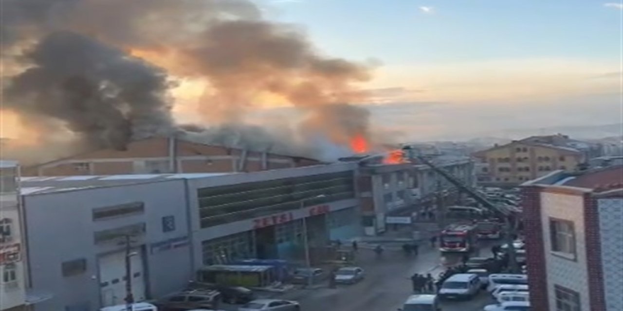 Ankara'da boya atölyesinin çatısında yangın