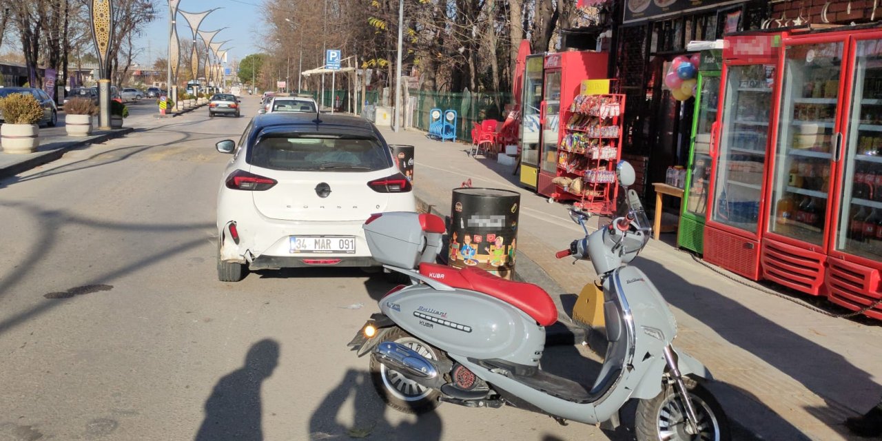 Motosiklet, park halindeki otomobile çarptı: 2 yaralı