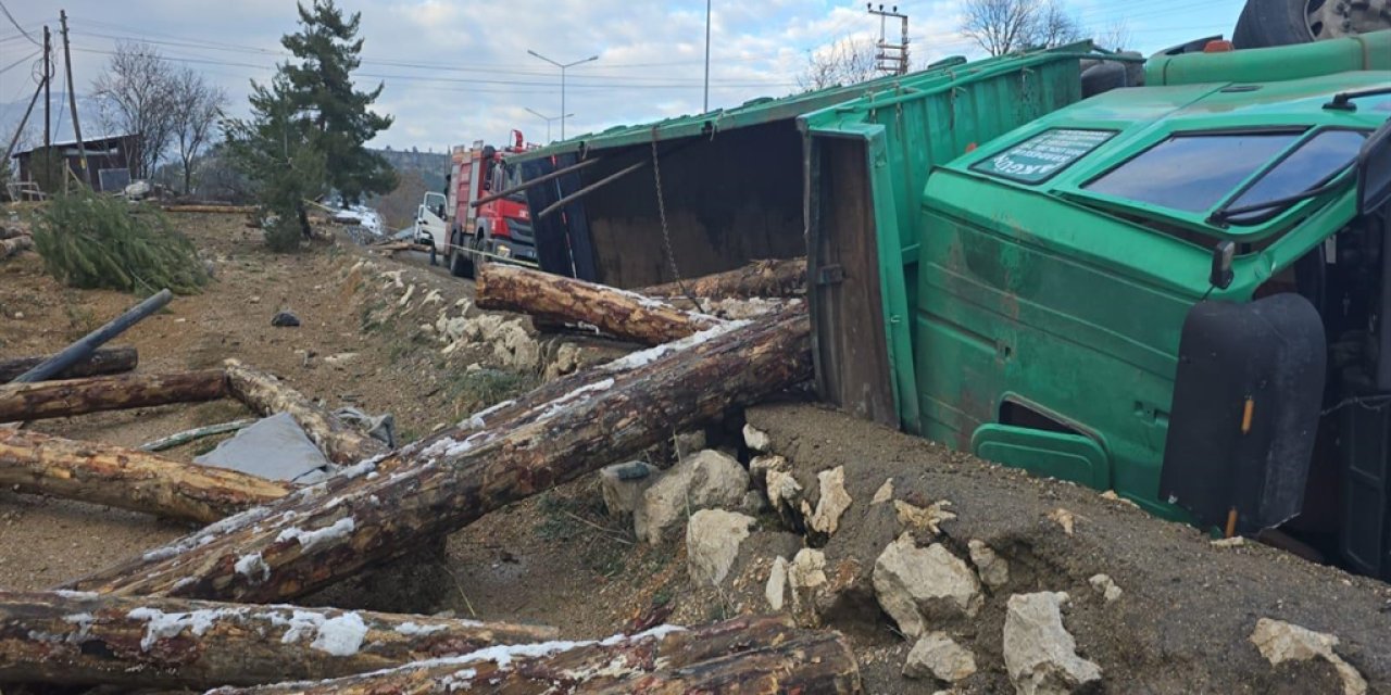 Safranbolu'da devrilen tomruk yüklü kamyondaki 2 kişi öldü