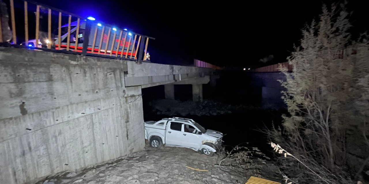 Hakkari'de 15 metre yükseklikteki köprüden Zap Suyu'na uçan kamyonette 4 kişi yaralandı