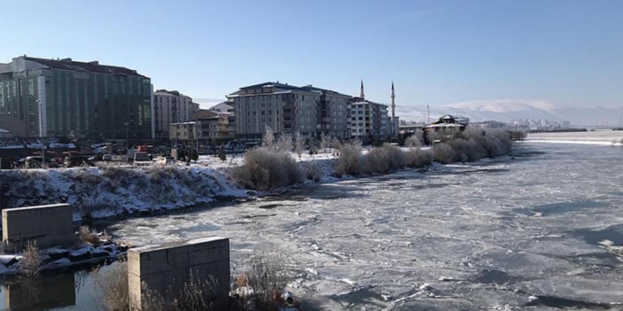 Kura Nehri buz tuttu