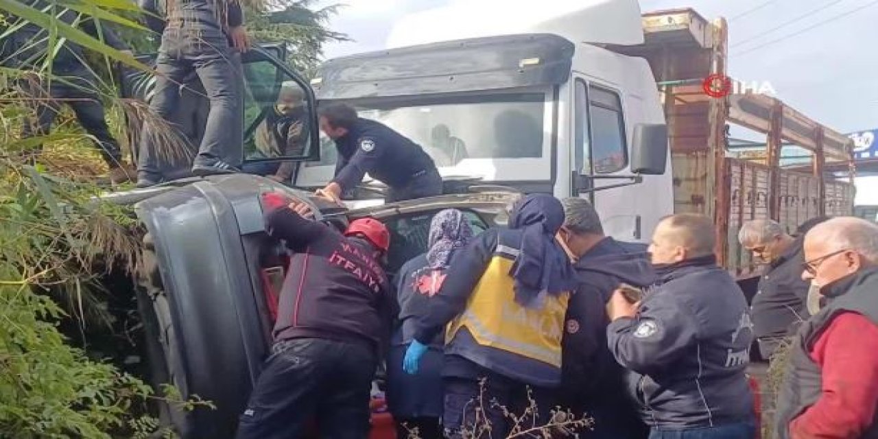 Manisa’da otomobil refüjden aşağı uçarak park halindeki kamyona çarptı!