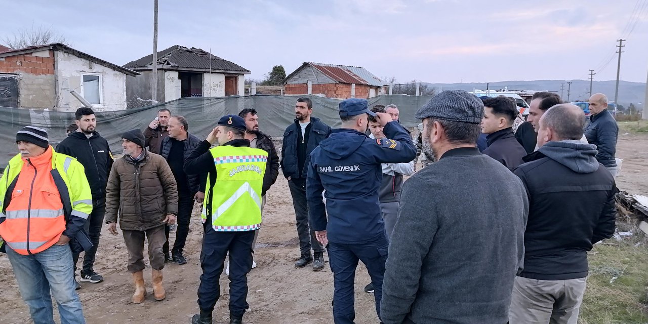 Karasu'da alabora olan teknedeki baba boğuldu, oğlu yüzerek kurtuldu