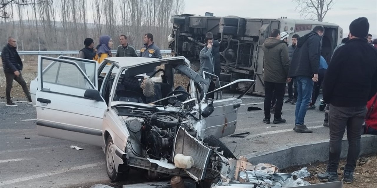 Öğrenci servis midibüsü ile otomobil çarpıştı: 29 yaralı