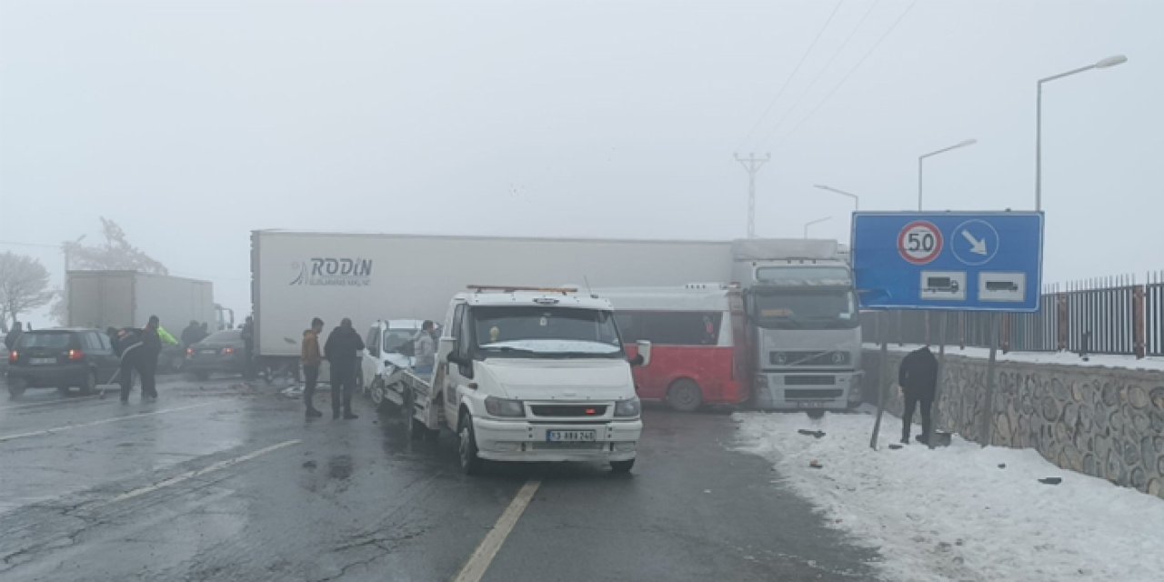 Tatvan'da zincirleme kaza dehşeti: Onlarca araç birbirine girdi