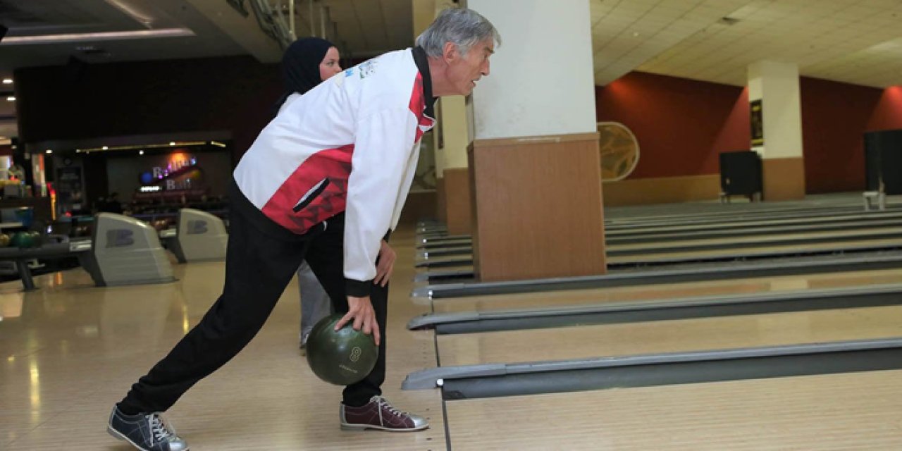 Huzurevlerinde bowling heyecanı: Gençlere taş çıkardılar