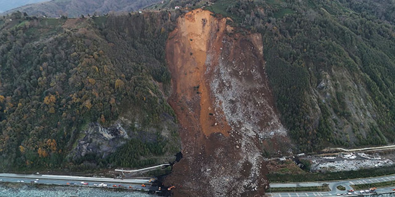 Artvin Arhavi’de heyelan: Karadeniz sahil yolu trafiğe kapandı