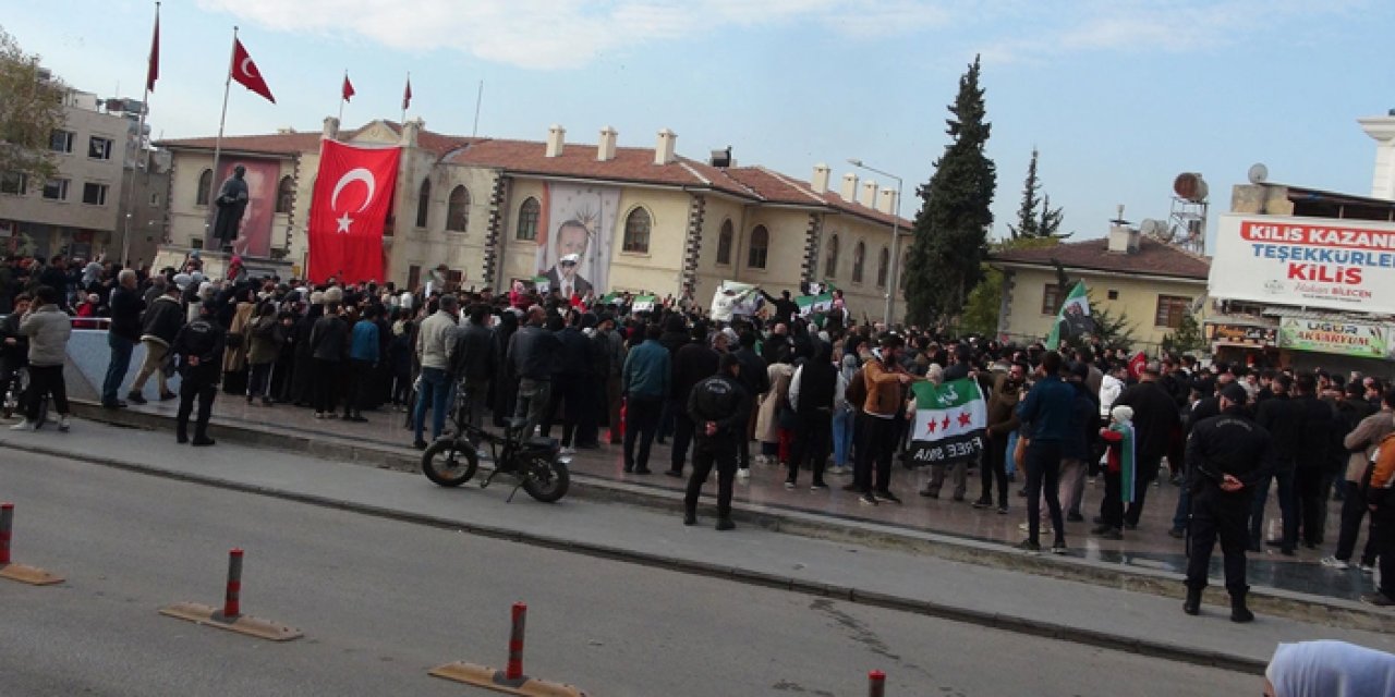 Kilis'teki Suriyeliler Esad rejiminin düşmesini kutluyor