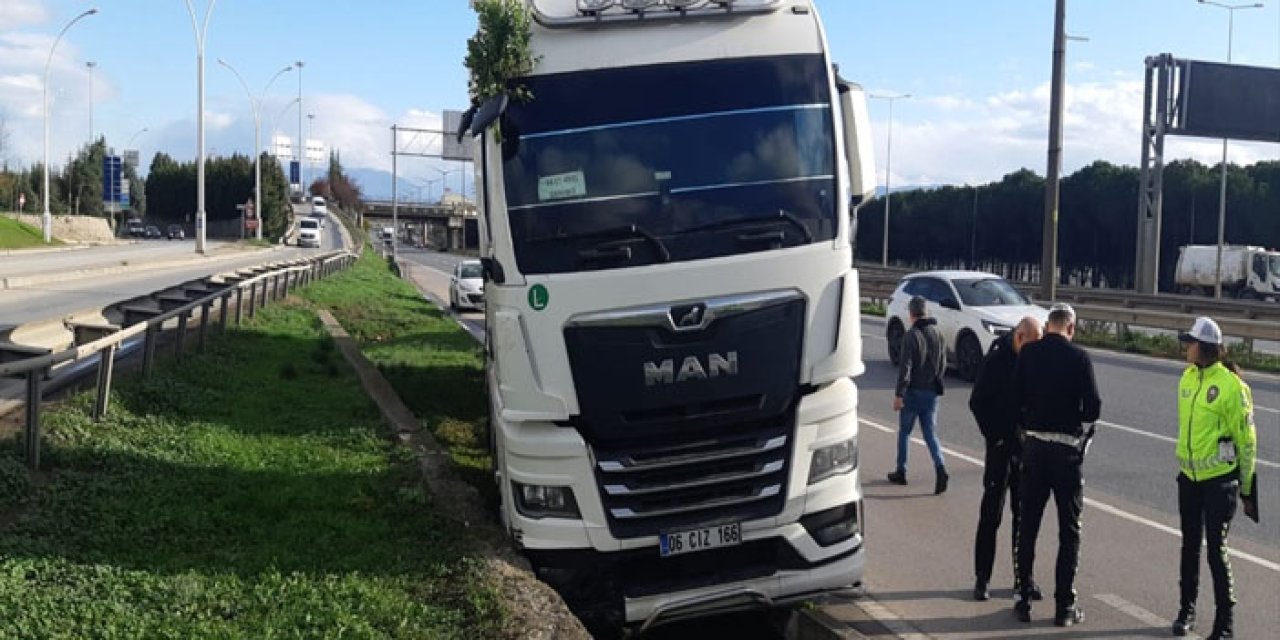 Yol Kenarındaki Beton Bloka Çarpan Tanker Kazaya Neden Oldu: 1 Yaralı