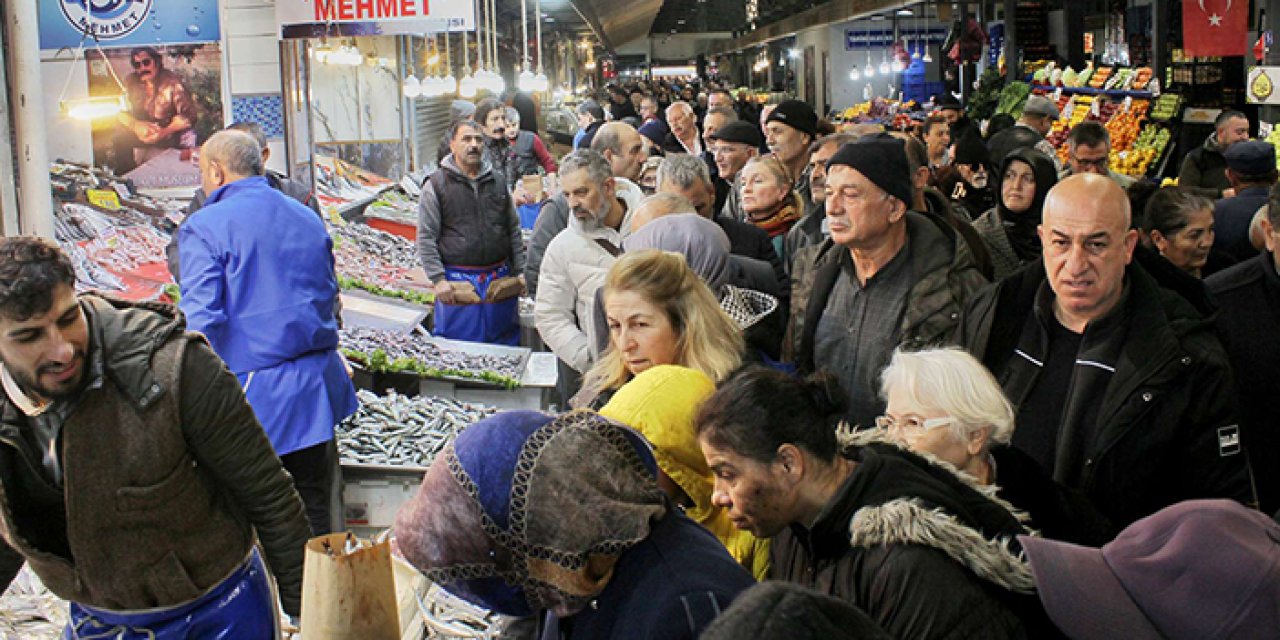 Hamsinin kilosu 50 TL’den satışa sunuldu: Uzun kuyruklar oluştu