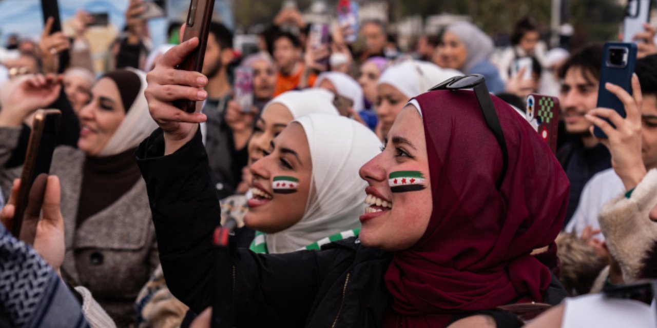 Suriyeliler meydanlarda coşkulu kutlama yaptı