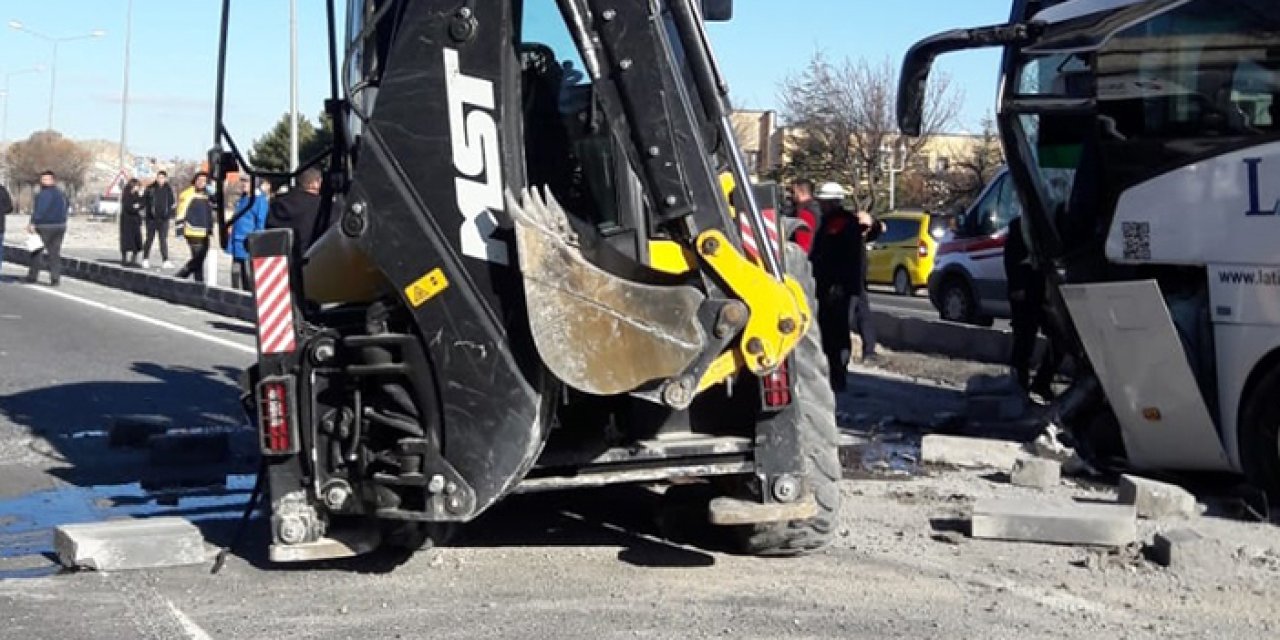 Nevşehir’de turist otobüsü ile iş makinesi çarpıştı