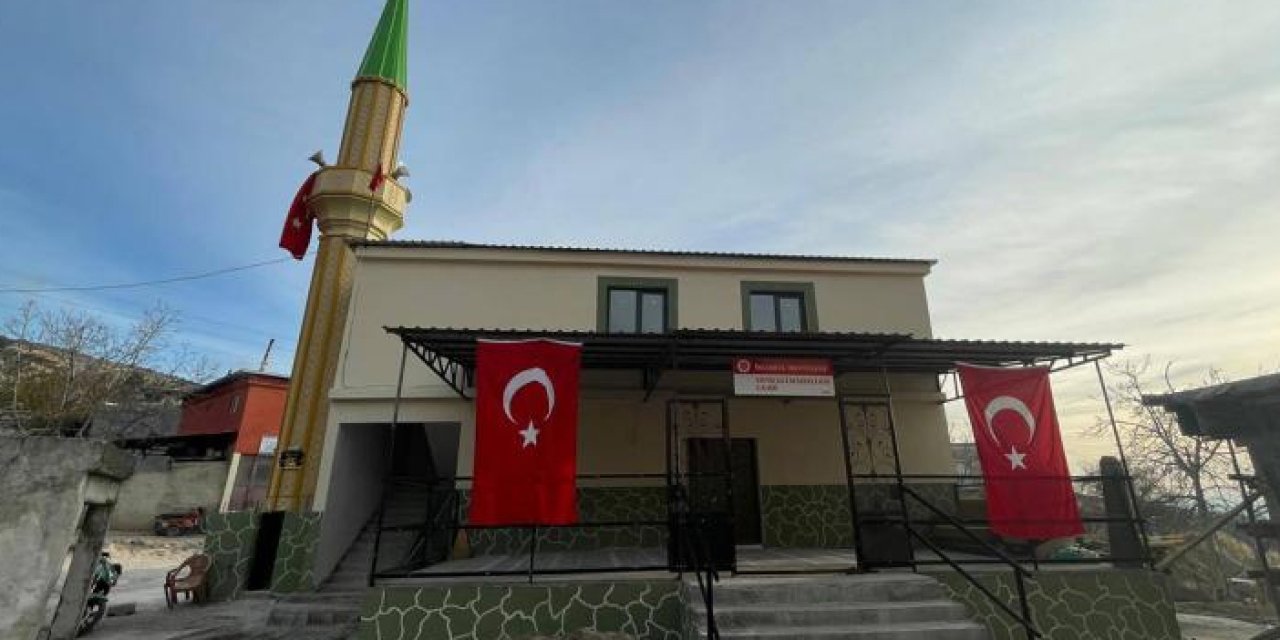 Depremde yıkılan cami ibadete açıldı