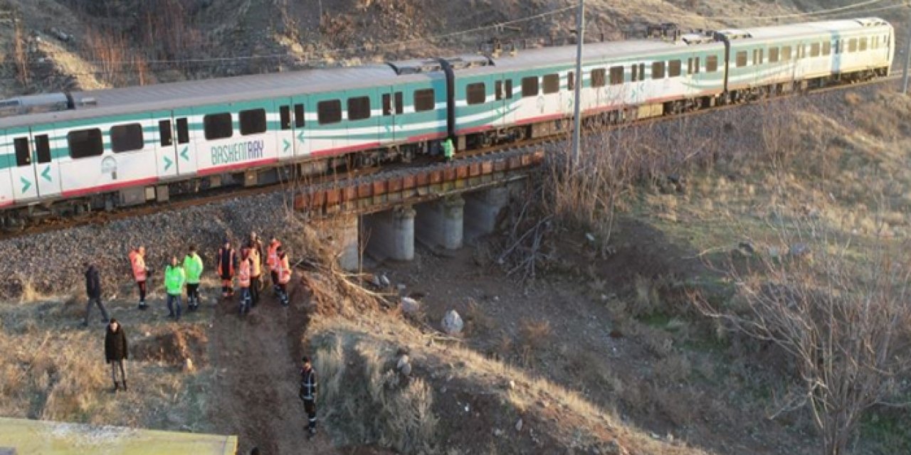 Ankara'da yolcu treni kayaya çarptı