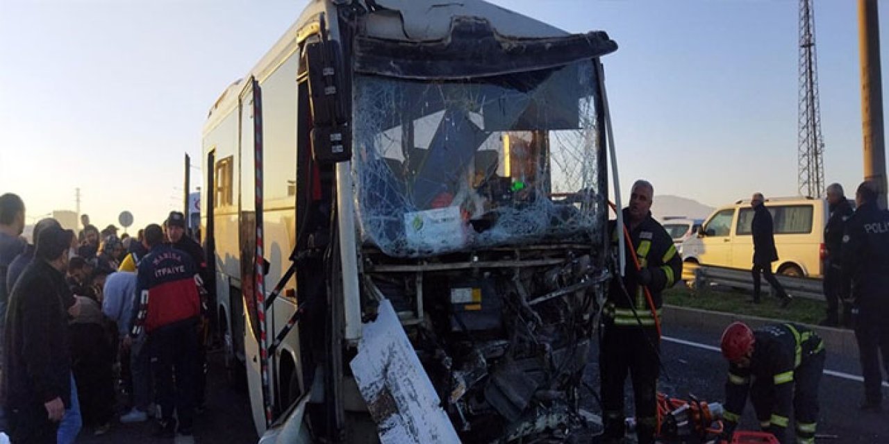 Manisa’da Servis Midibüsü ile TIR Çarpıştı: 22 İşçi Yaralandı