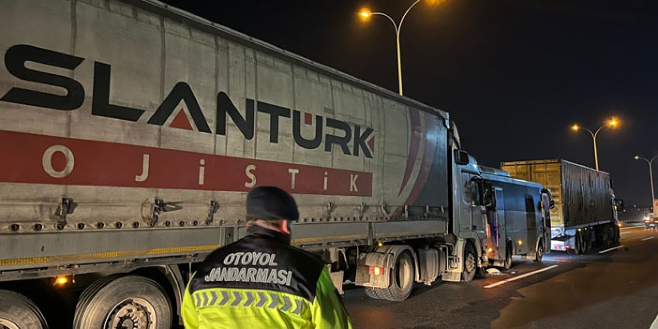 TEM’de Zincirleme Trafik Kazası: 4 Araç Karıştı, 2 Yaralı