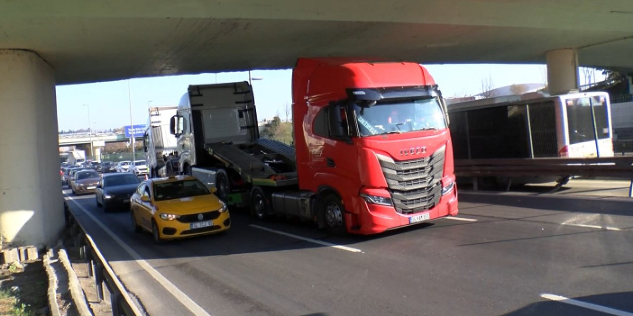 Tır üst geçide takıldı: Trafikte uzun kuyruklar oluştu