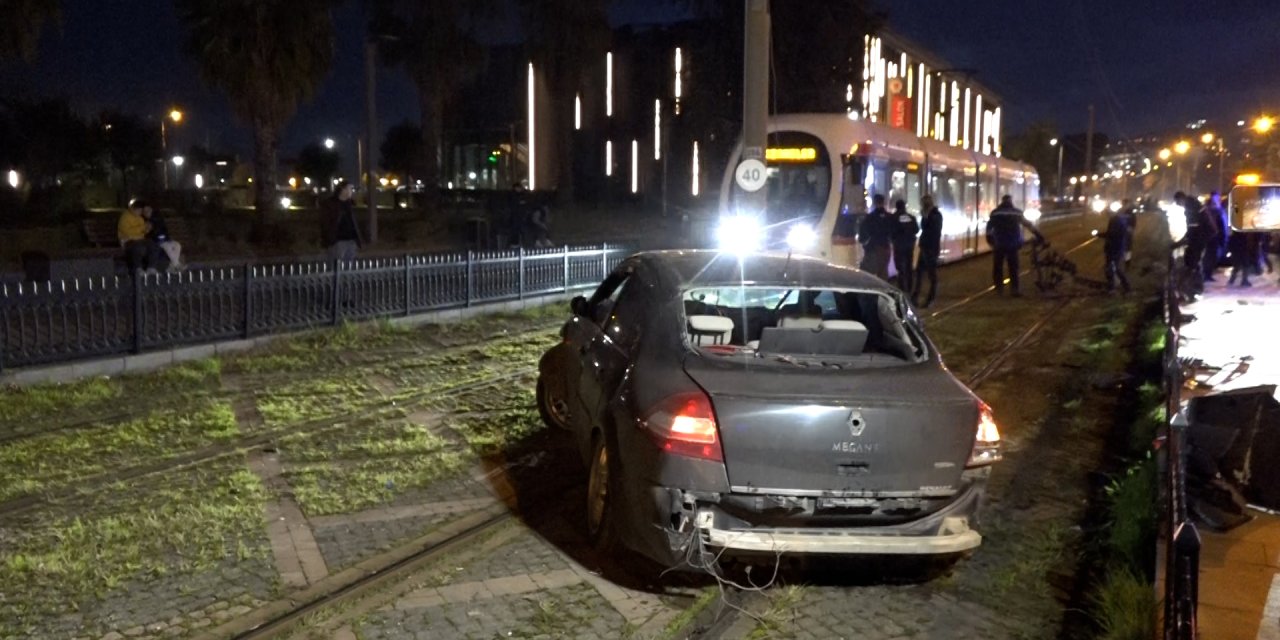 Samsun'da kaza yapan araçlardan biri yine tramvay yoluna girdi; 1 yaralı