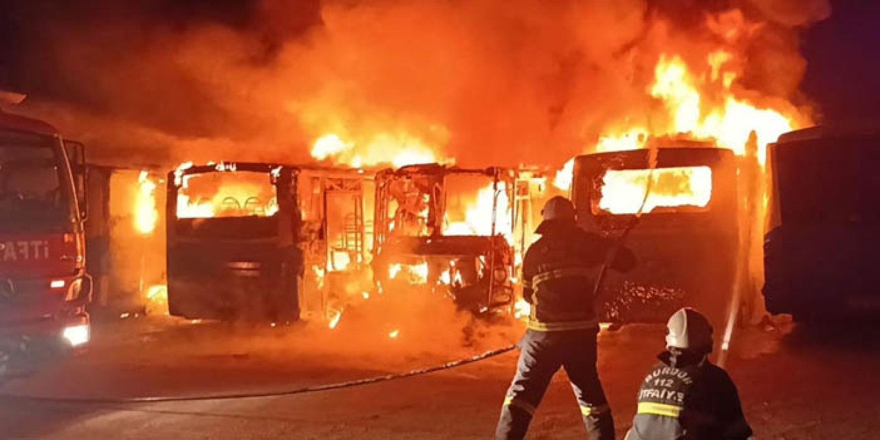 Burdur’da otobüsler cayır cayır yandı