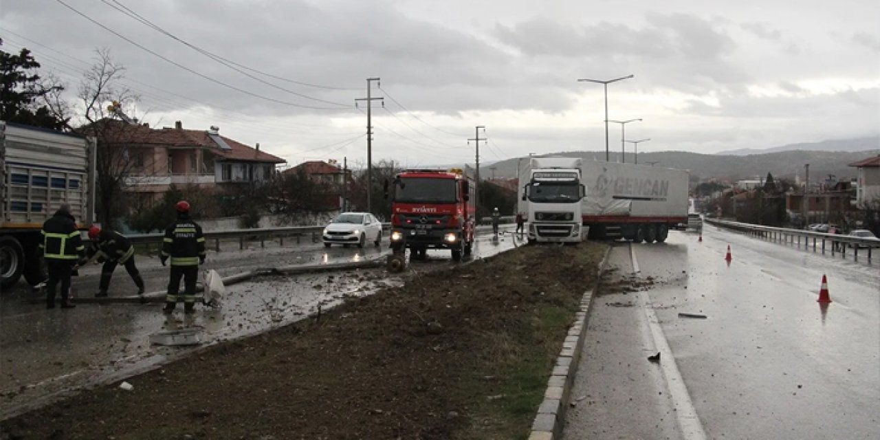 Manisa’da Tır Orta Refüje Çıktı, Olay Yeri İnceleniyor