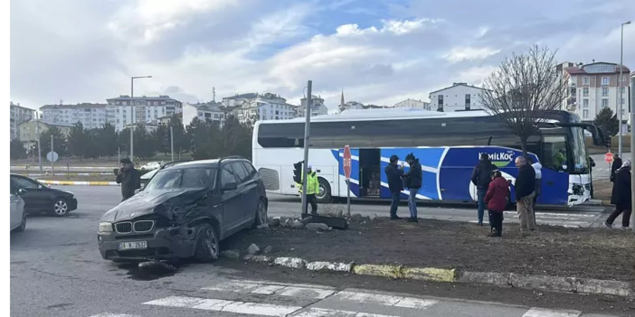 Sivas'ta yolcu otobüsüyle cipin çarpıştığı kazada 3 kişi yaralandı