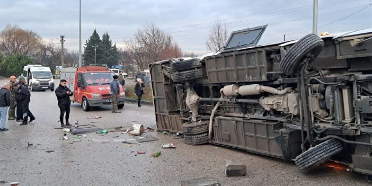 Balıkesir’de feci kaza: Servisle tır çarpıştı: Çok sayıda yaralı var