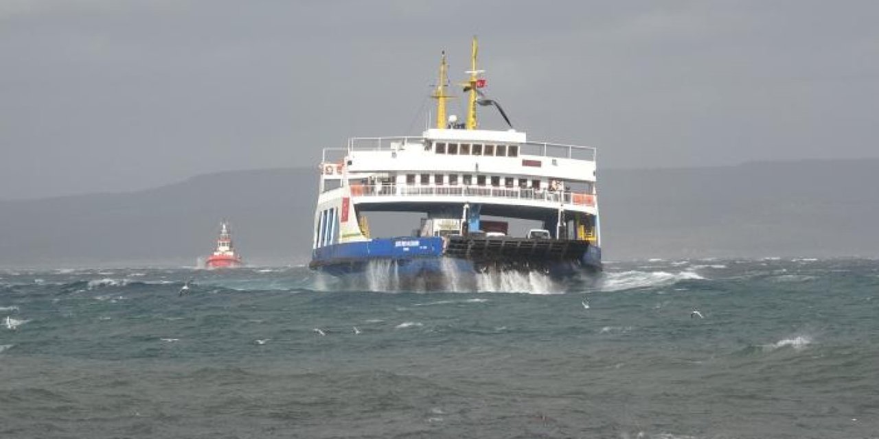 Çanakkale'de fırtına nedeniyle feribot seferleri iptal edildi