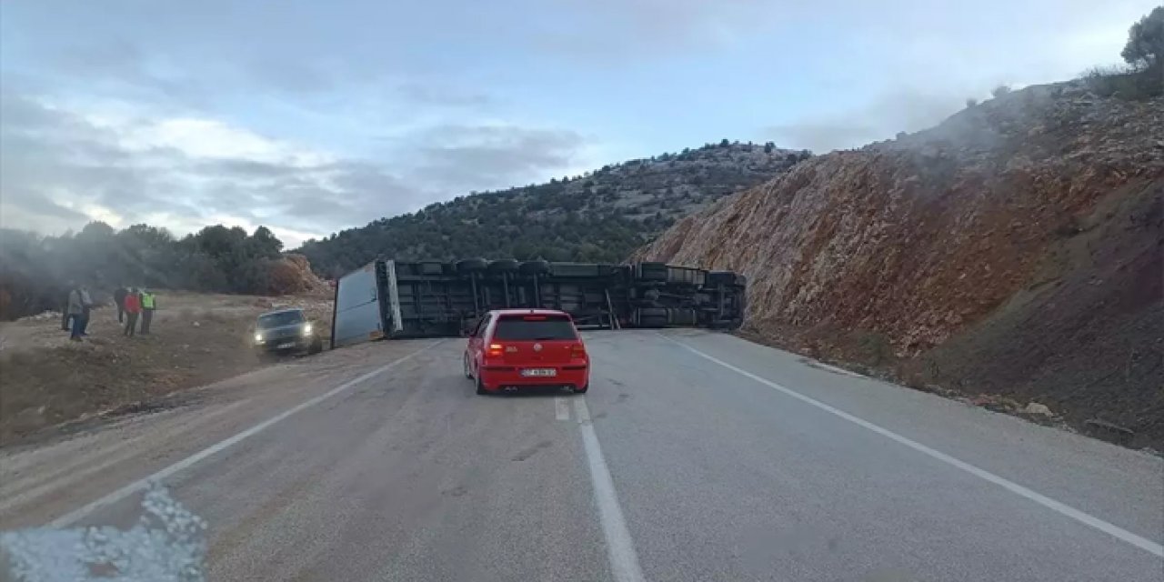 Beyşehir’de Feci Kaza: Tır Devrildi, Sürücü Yaralandı