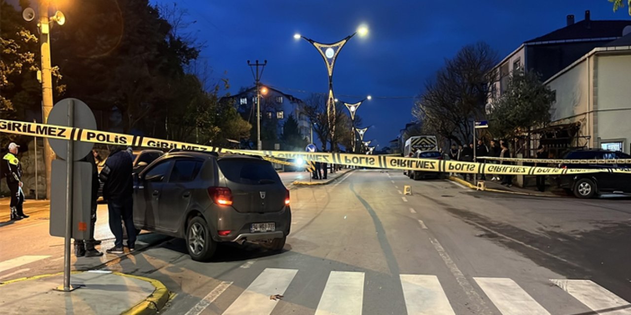 Trafikte kurşunlar havada uçtu! Yoldan geçen kişi yaralandı