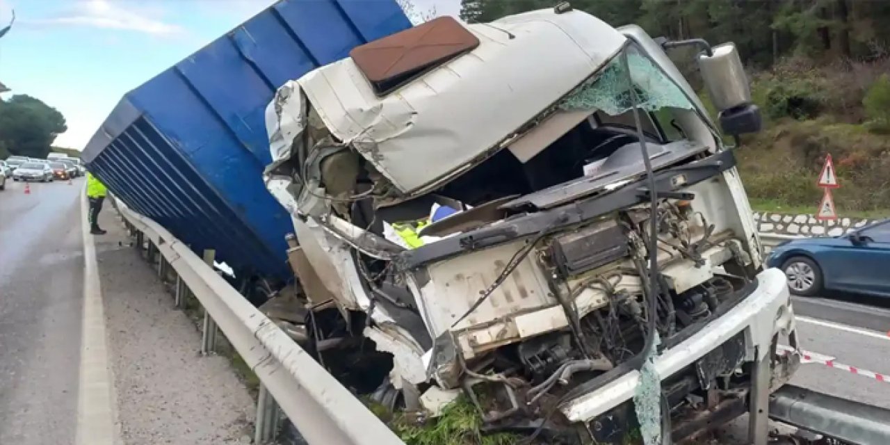 Manisa’da Kontrolden Çıkan Kamyon Bariyerlere Çarptı, 1 Yaralı