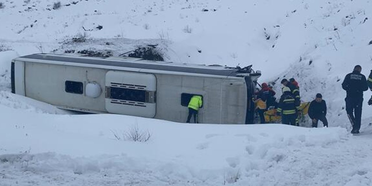 Yolcu otobüsü şarampole devrildi!