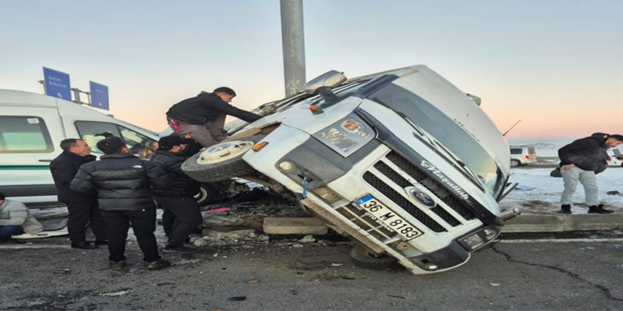 Kars'ta iki minibüsün çarpışması felakete yol açtı: 27 yaralı