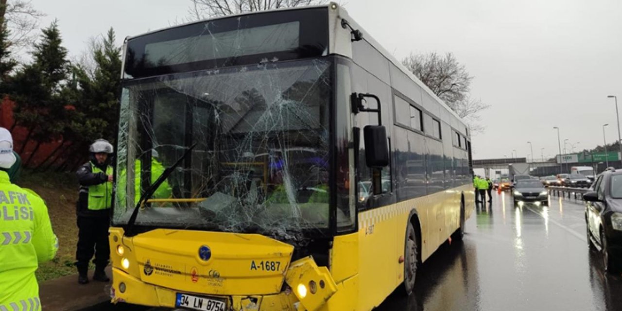 Yolcu otobüsü korkuttu: Direğe çarparak durabildi