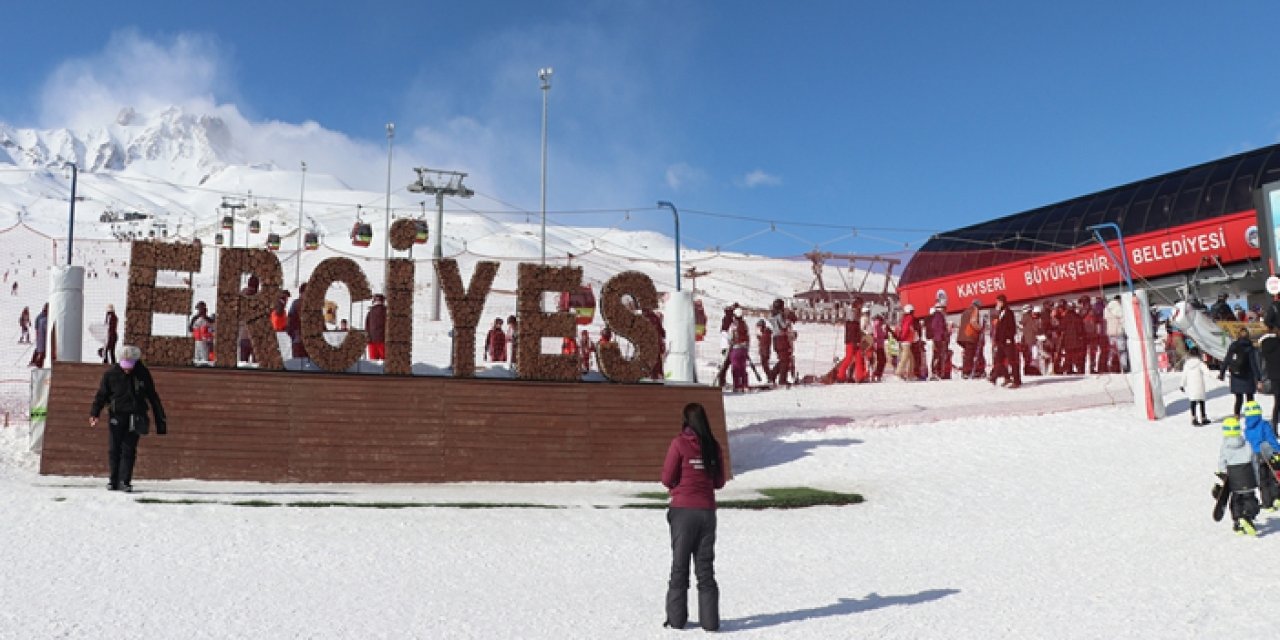 Erciyes Kayak Merkezi'nde hafta sonu yoğunluğu