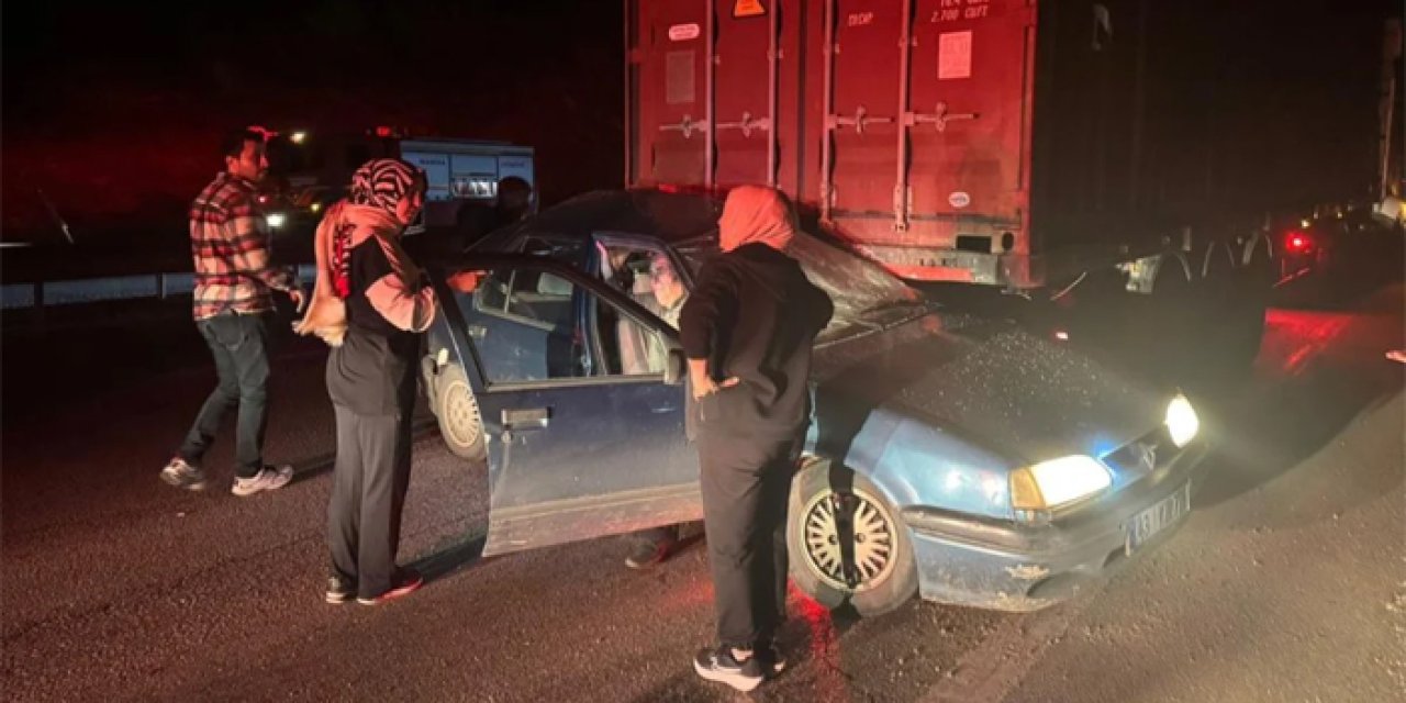 Manisa'da Trafik Kazası: Tıra Çarpan Otomobilde 2 Ağır Yaralı