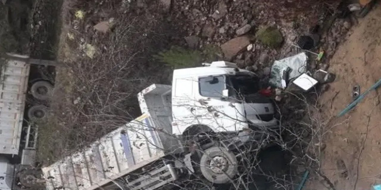 Manisa’da kamyon Gördes Çayı'na uçtu! 2 yaralı