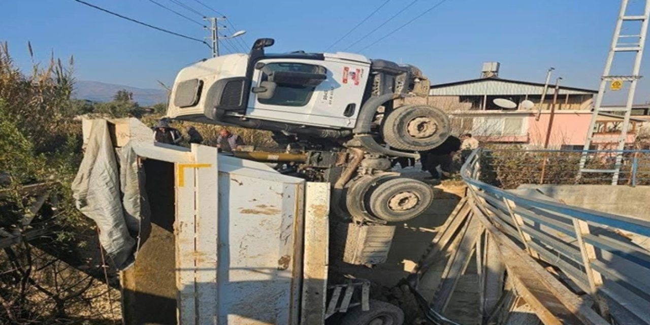 Korkunç Kaza! Köprü Çöktü, Kamyon Dereye Düştü