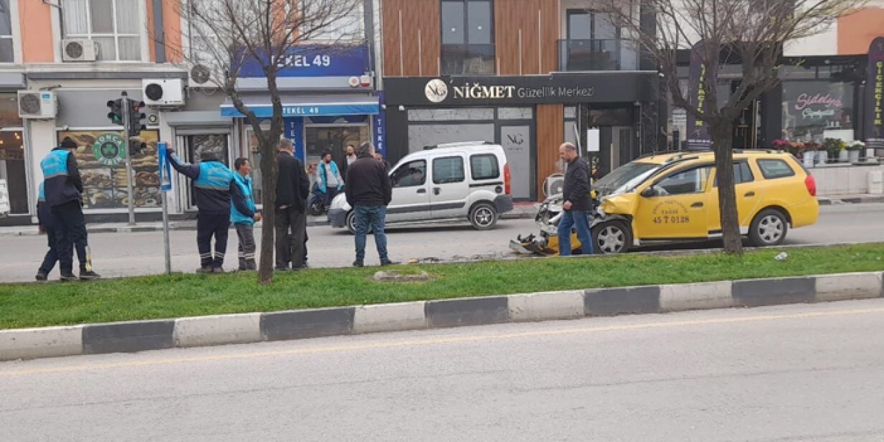 Manisa’da Şok Kaza: Kırmızı Işıkta Bekleyen Araca Ticari Taksi Çarptı