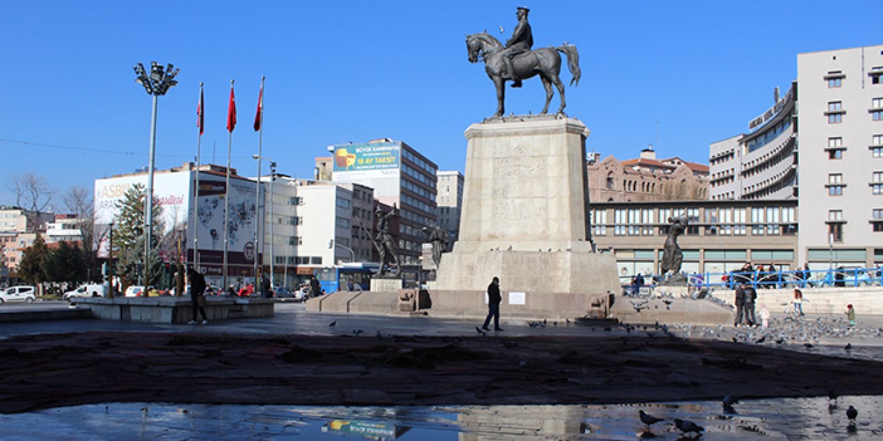 Ulus Atatürk Heykeli’nin çevresindeki kaldırımlar sil baştan yenilenmeli