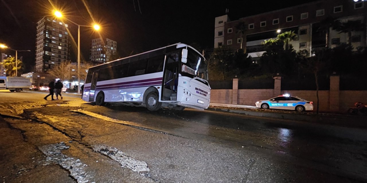 Su Borusu Patladı, Yol Çöktü: Halk Otobüsü Çukurda Mahsur Kaldı