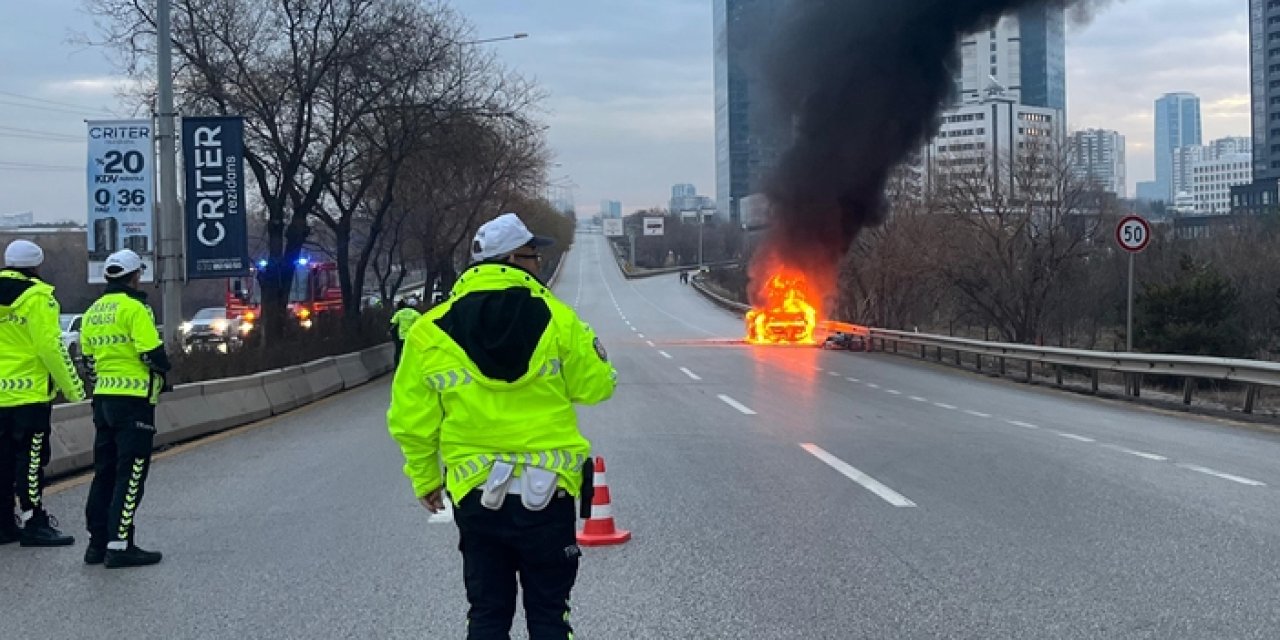 Ankara'da seyir halindeki araç alev alev yandı