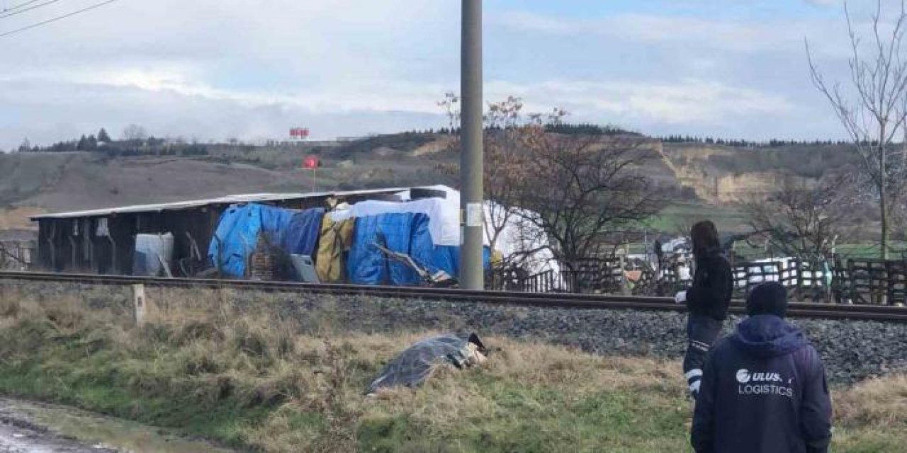 İzmir'de yolcu treni yaya çarptı: Olay yerinde hayatını kaybetti