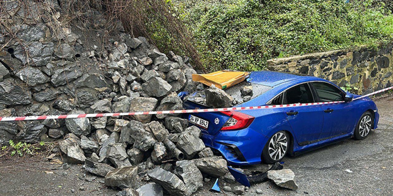 İstanbul'da aracın üzerine istinat duvarı düştü