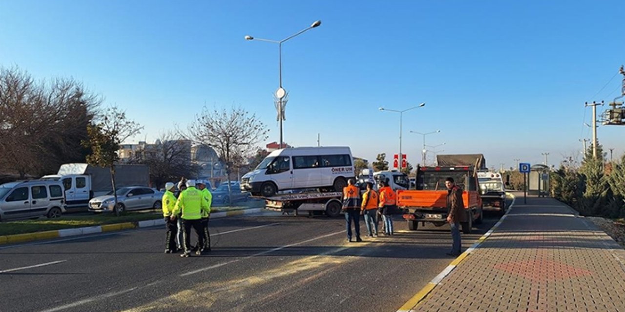 Mardin'de kamyon ve servis çarpıştı: 11 yaralı