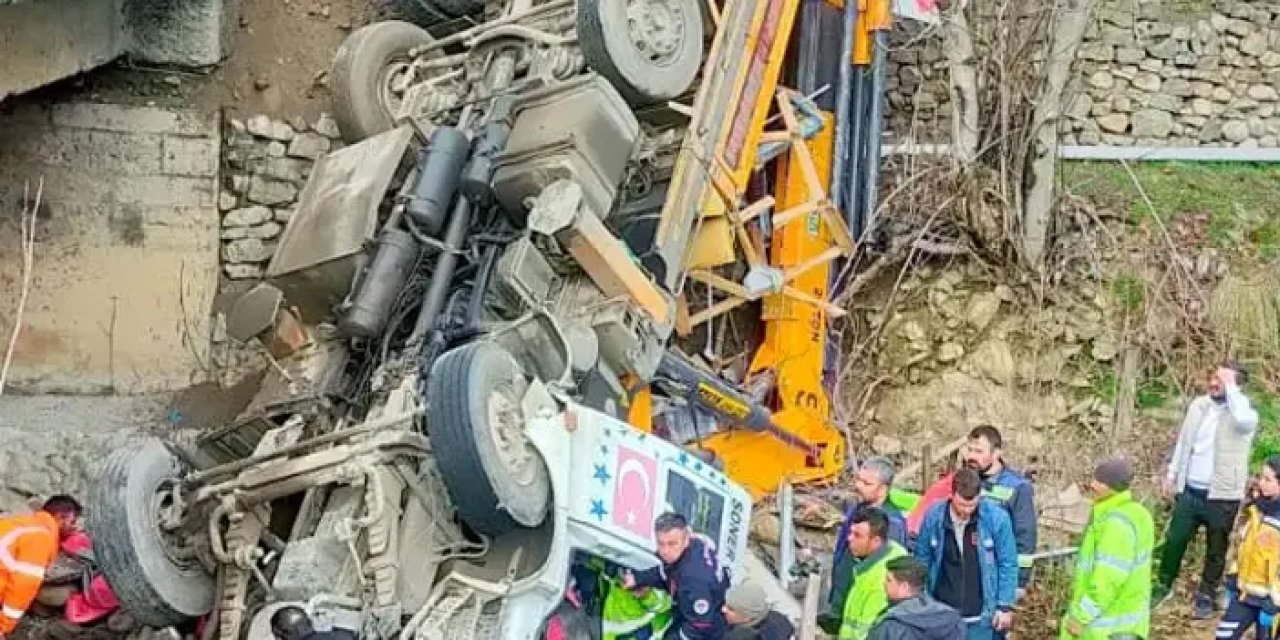 Adana’da vinç yüklü kamyon ırmağa düştü